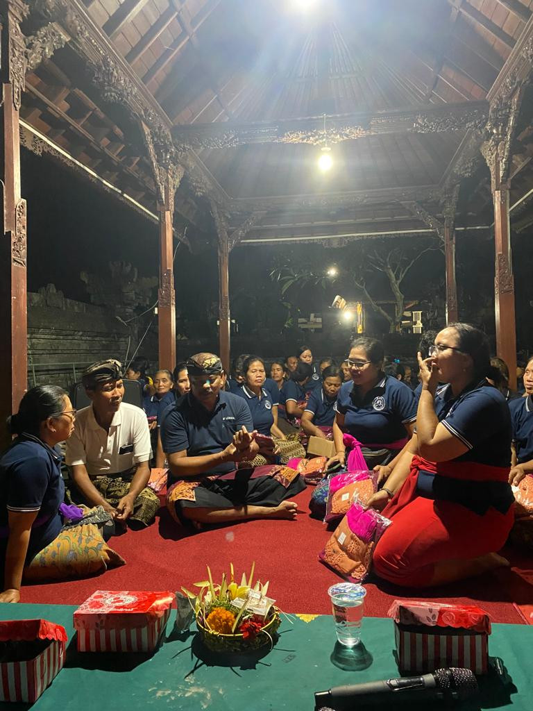 Penyerahan Bantuan Setelan Kebaya Untuk Sekaa Kidung Satya Dharma Kerti Br.Karangenjung Bhakti